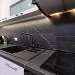 1-bedroom With Free Private Parking דירה *