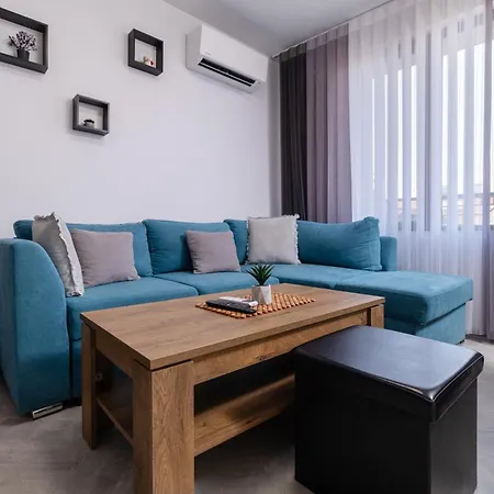 Апартаменти 1-bedroom With Free Private Parking *