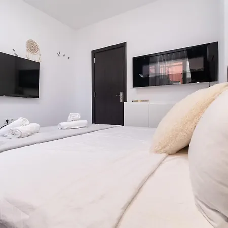 Апартамент 1-bedroom With Free Private Parking