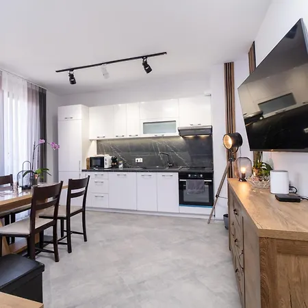 Апартамент 1-bedroom With Free Private Parking *