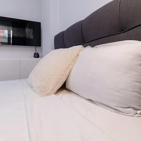 1-bedroom With Free Private Parking Apartment *