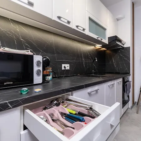 1-bedroom With Free Private Parking Apartment *